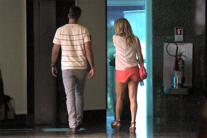Flávia Alessandra passeia de mãos dadas com Otaviano Costa, em Shopping