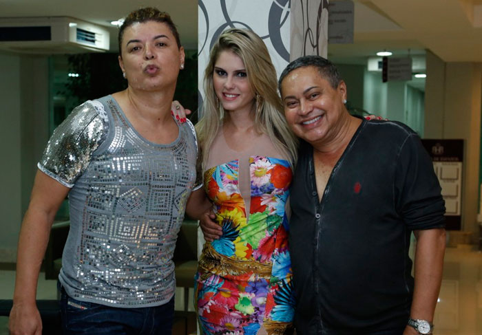 Bárbara Evans se esbalda em Carnaval fora de época de Aracaju