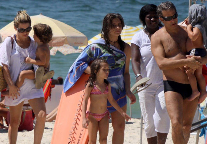 Claudia Abreu curte dia de praia com toda a família