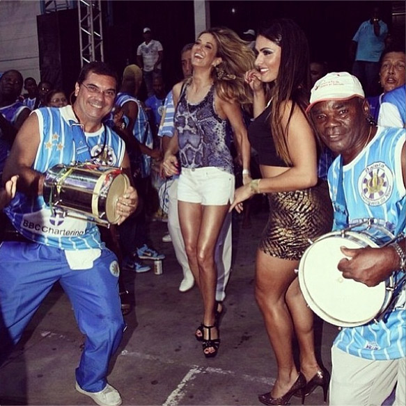 Ticiane Pinheiro é só alegria em ensaio de escola de samba