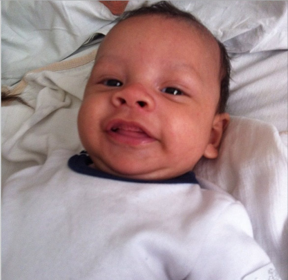 Simony posta foto do filho caçula todo sorridente