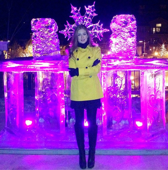 Marina Ruy Barbosa se encanta com esculturas de gelo