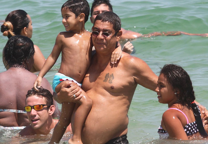 Zeca Pagodinho leva os netos para passear na Praia da Barra da Tijuca