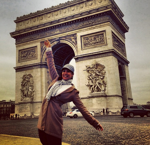 Scheila Carvalho se encanta com o Arco do Triunfo, em Paris