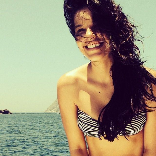 Mariana Rios esbanja sorrisos navegando