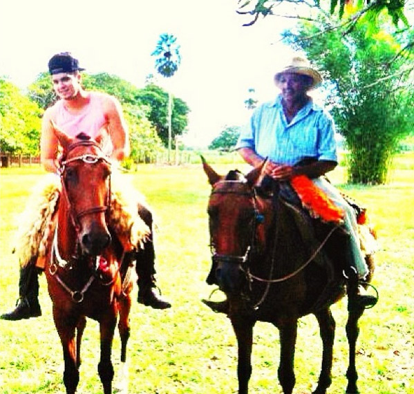 Luan Santana curte folga em fazenda