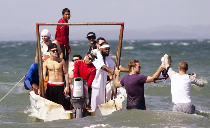 Justin Bieber é cercado por fãs em praia do Panamá
