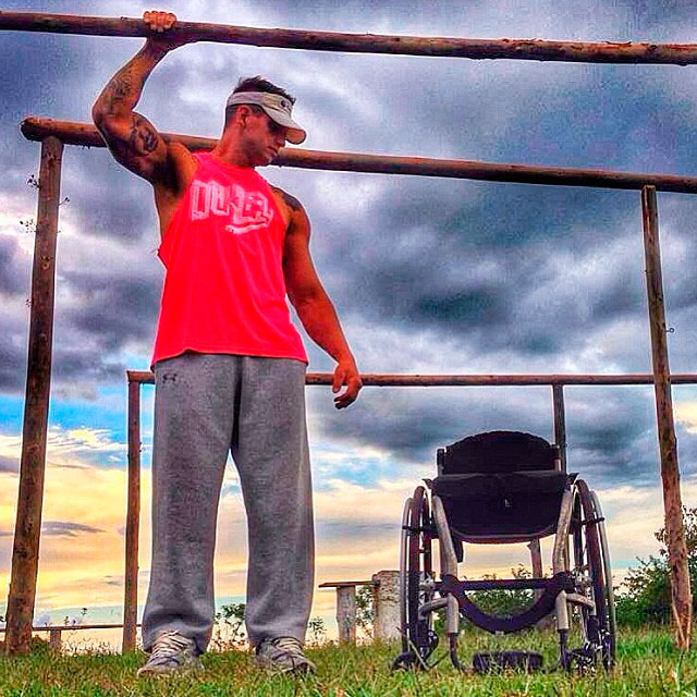 Atleta paralímpico, ex-BBB Fernando Fernandes fica de pé e fala em esperança