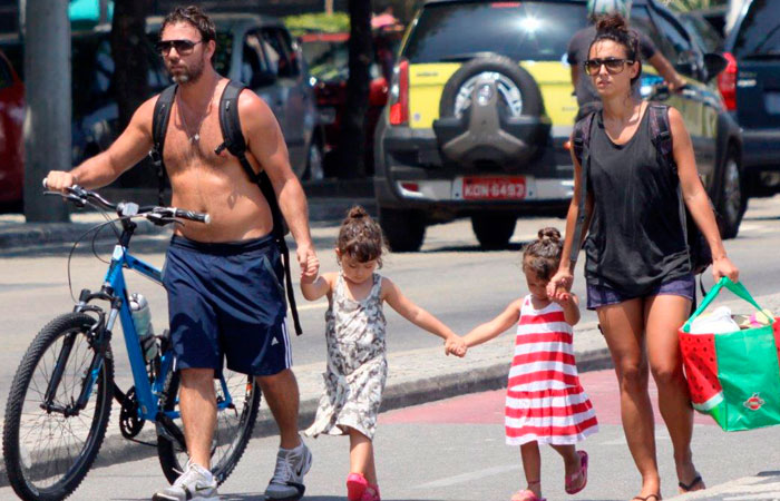 Marcelo Faria aproveita a tarde na praia do Leblon com a família