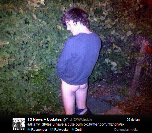 Harry Styles aparece de bumbum de fora fazendo xixi em arbusto