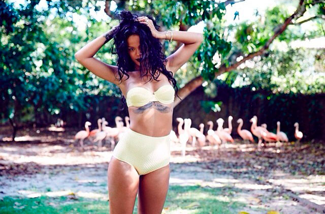 Rihanna tira o dia de folga e mostra suas curvas em Angra dos Reis