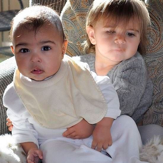  Kim Kardashian publica foto da filha e da sobrinha no Instagram