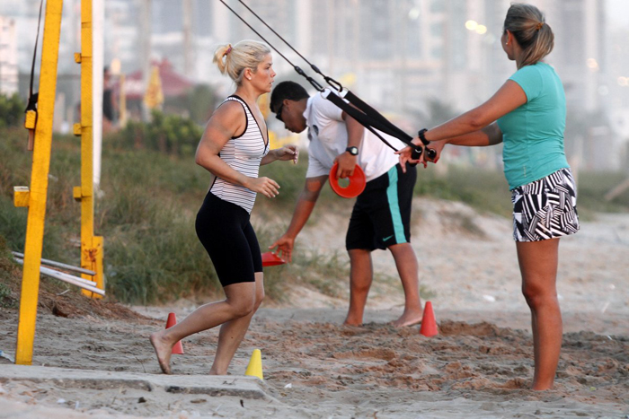 De macacão colado no corpo, Samara Felippo se exercita no Rio