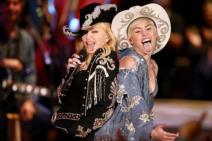 Madonna e Miley Cyrus se apresentam juntas em show da MTV