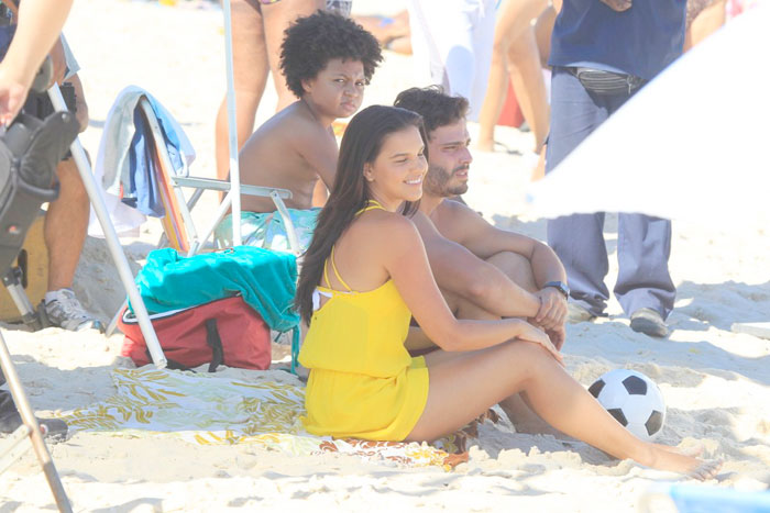 Mariana Rios e Thiago Rodrigues gravam novela em praia do Rio