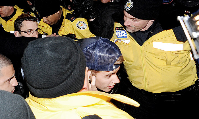 Justin Bieber se apresenta na delegacia em Toronto, no Canadá