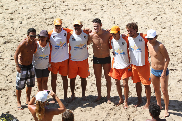 José Loreto exibe o corpão definido durante treino de futevôlei na praia