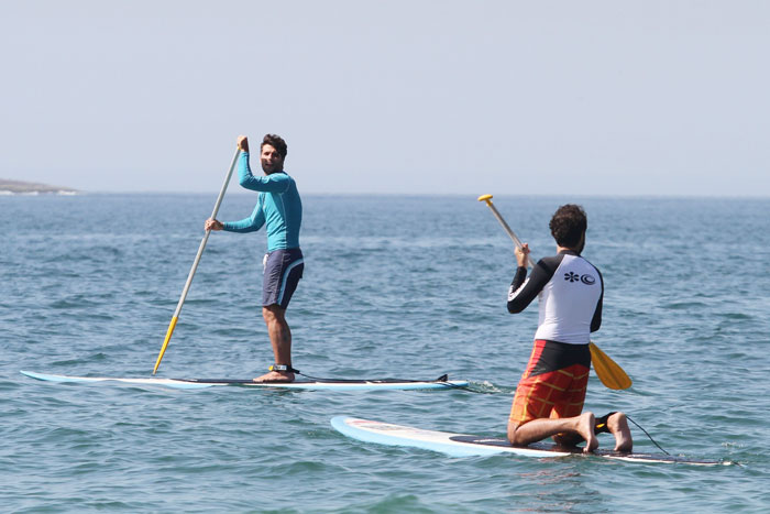 Bruno Gagliasso e Ricardo Pereira praticam stand up paddle juntos