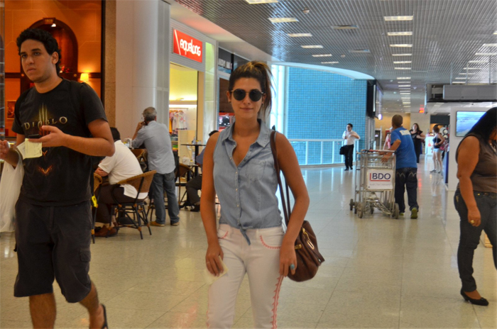 Fernanda Paes Leme embarca em aeroporto carioca