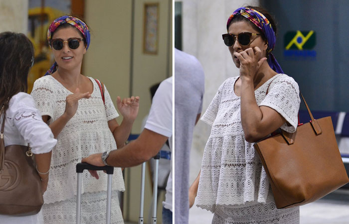 Juliana Paes aterrissa no Rio toda de branco com lenço colorido na cabeça