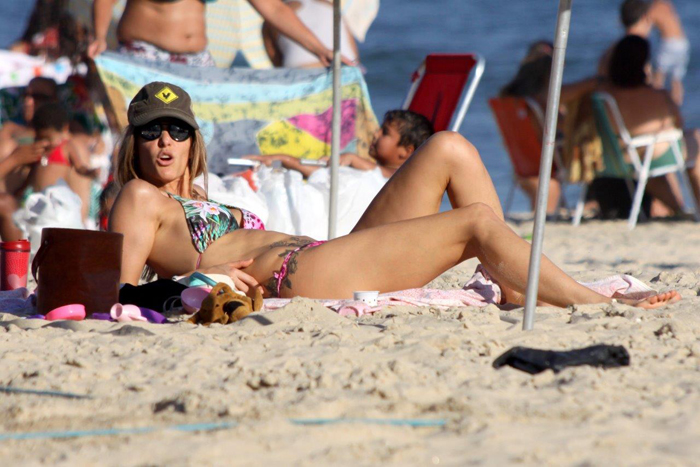 Sozinhos, Fernanda Lima e Rodrigo Hilbert curtem praia e namoram no Rio