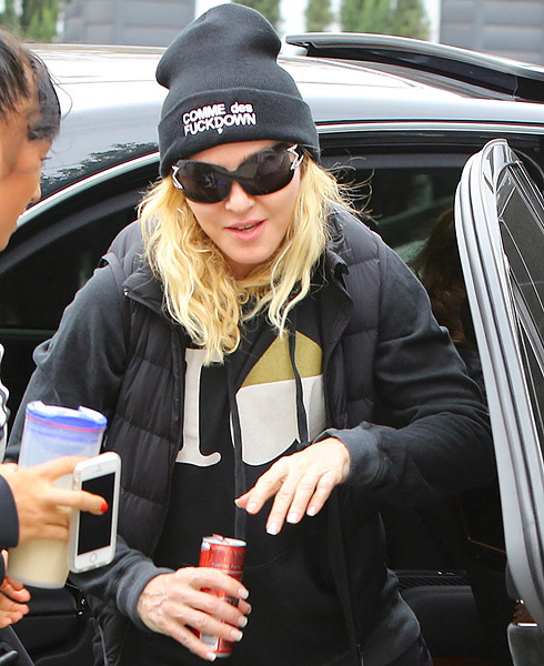 Madonna usa gorro com palavrão escrito