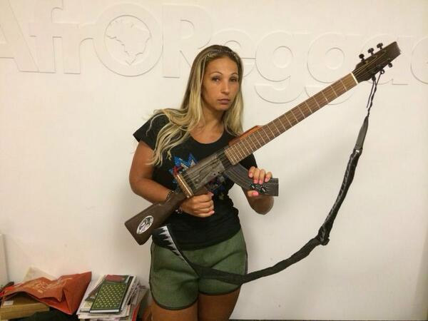 Valesca Popozuda posa com guitarra em forma de arma