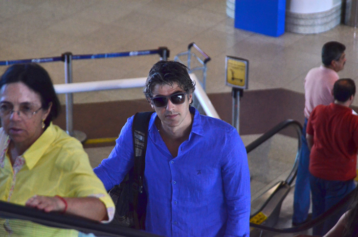 Vestindo azul, Reynaldo Gianecchini desfila seu charme em aeroporto