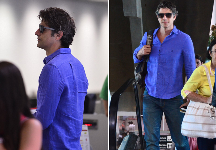 Vestindo azul, Reynaldo Gianecchini desfila seu charme em aeroporto
