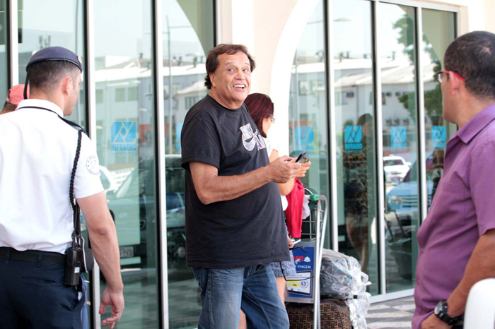 Antônio Fagundes desembarca no aeroporto de São Paulo