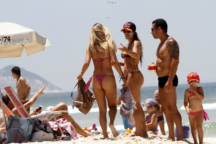 Lívia Lemos mostra o corpão em dia de praia