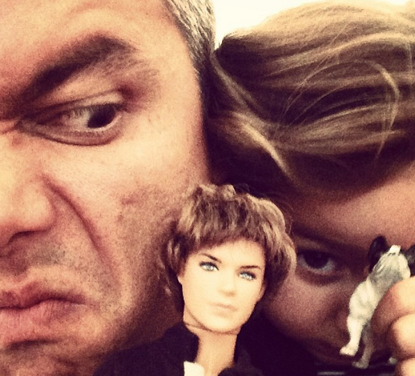 Otaviano Costa brinca de boneca com a filha Olivia e implica com Ken