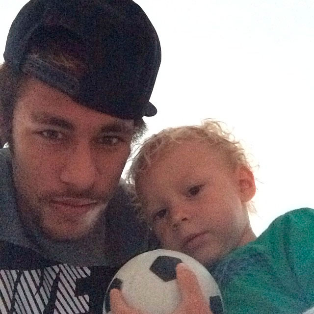 Neymar ensina Davi Lucca a jogar futebol