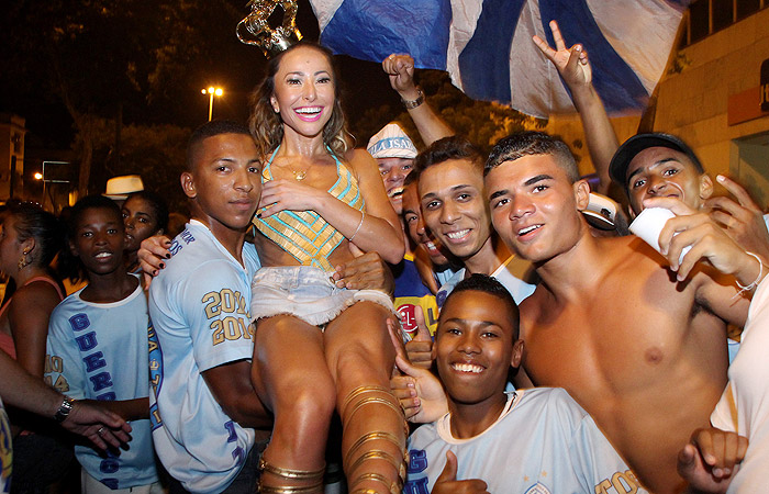 Sabrina Sato dá show de samba e simpatia em ensaio de rua da Vila Isabel