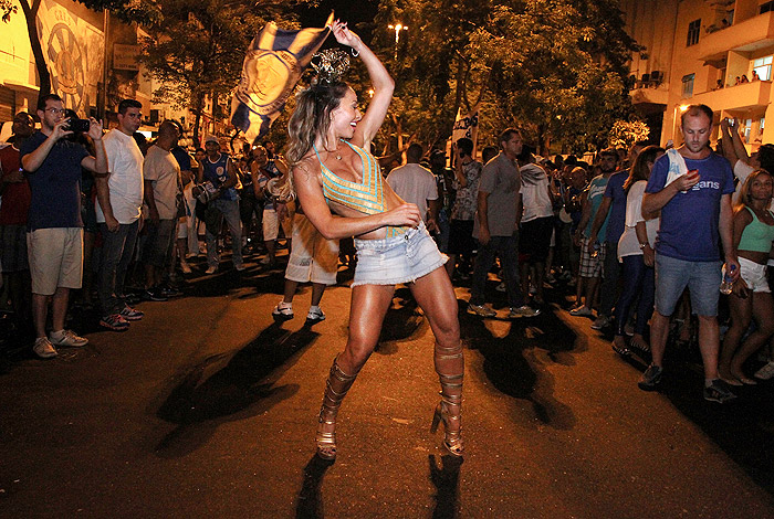 Sabrina Sato dá show de samba e simpatia em ensaio de rua da Vila Isabel