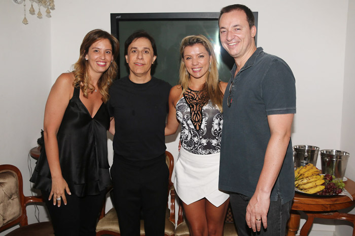 Tom Cavalcante e a esposa Patrícia posam para foto com Paulo Bonfá e a mulher