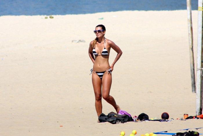Letícia Wiermann exibe o corpão em dia de praia, no Rio