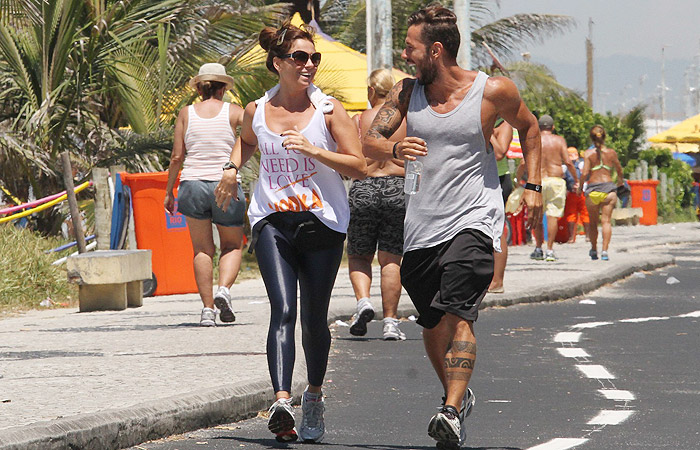 Giovanna Antonelli corre com personal na Barra da Tijuca