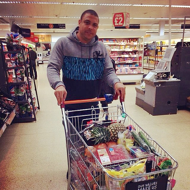 Ronaldo Fenômeno faz compras em supermercado inglês