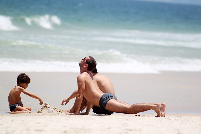 Daniel Oliveira curte dia de praia com o filho