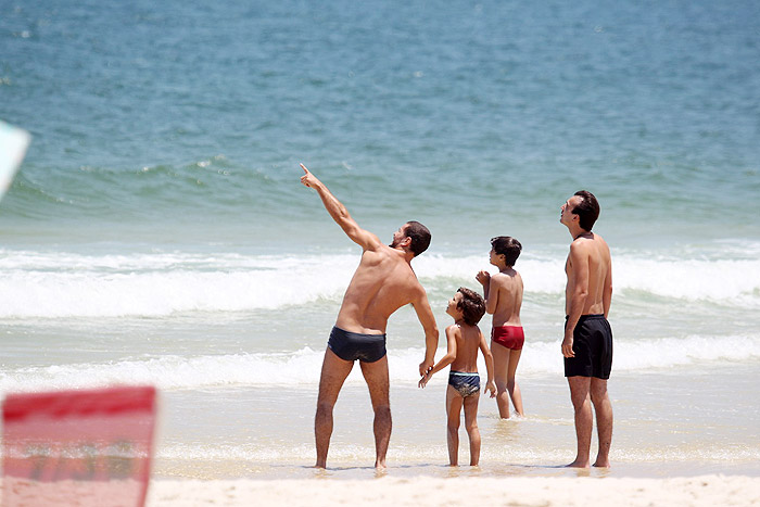 Daniel Oliveira curte dia de praia com o filho