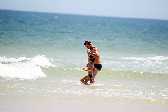 Daniel Oliveira curte dia de praia com o filho