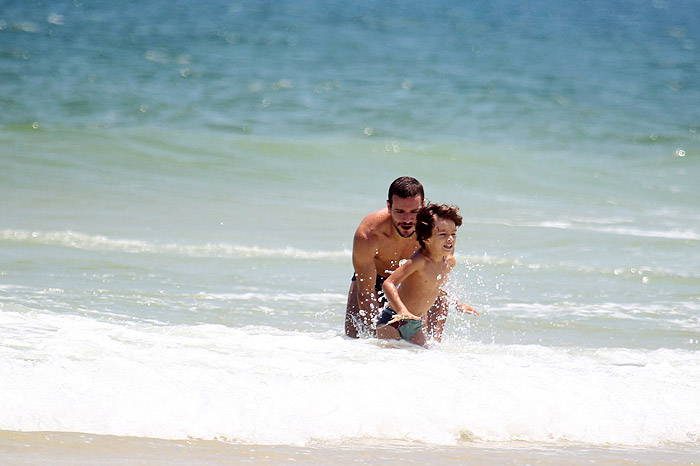 Daniel Oliveira curte dia de praia com o filho