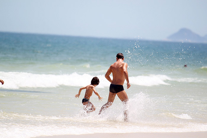 Daniel Oliveira curte dia de praia com o filho