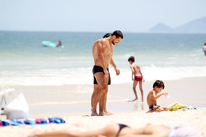 Daniel Oliveira curte dia de praia com o filho