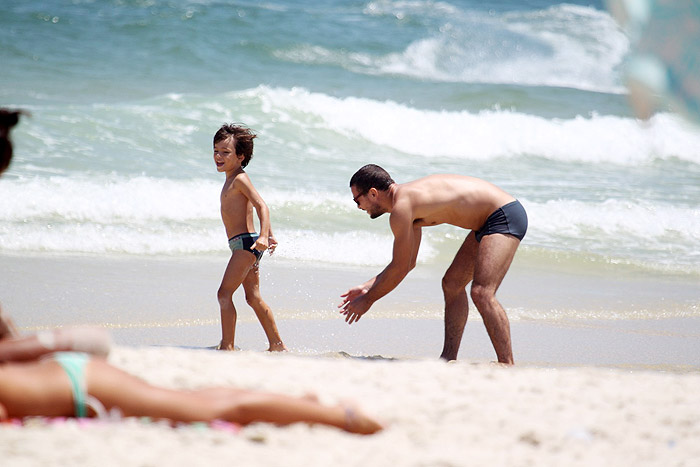 Daniel Oliveira curte dia de praia com o filho