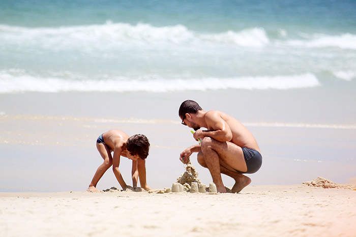 Daniel Oliveira curte dia de praia com o filho