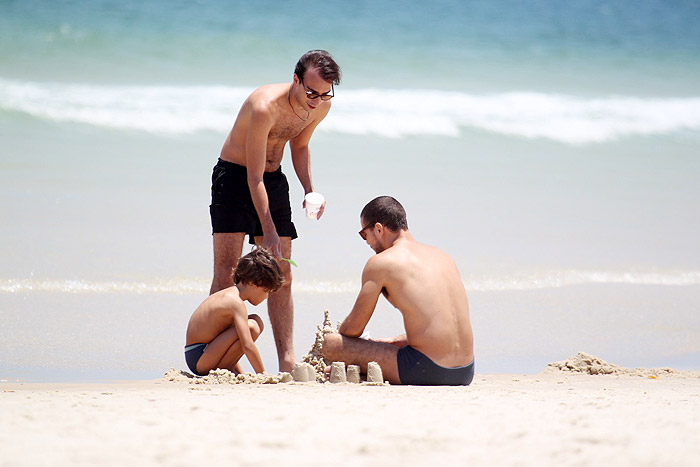 Daniel Oliveira curte dia de praia com o filho