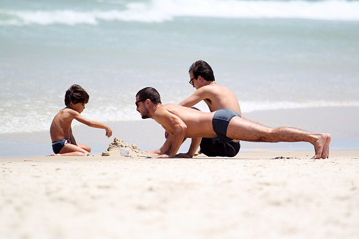 Daniel Oliveira curte dia de praia com o filho