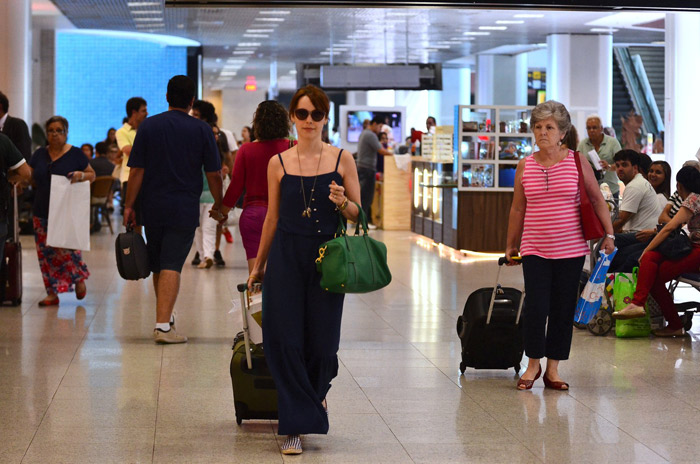  Débora Falabella deixa o Rio de Janeiro sorridente em aeroporto